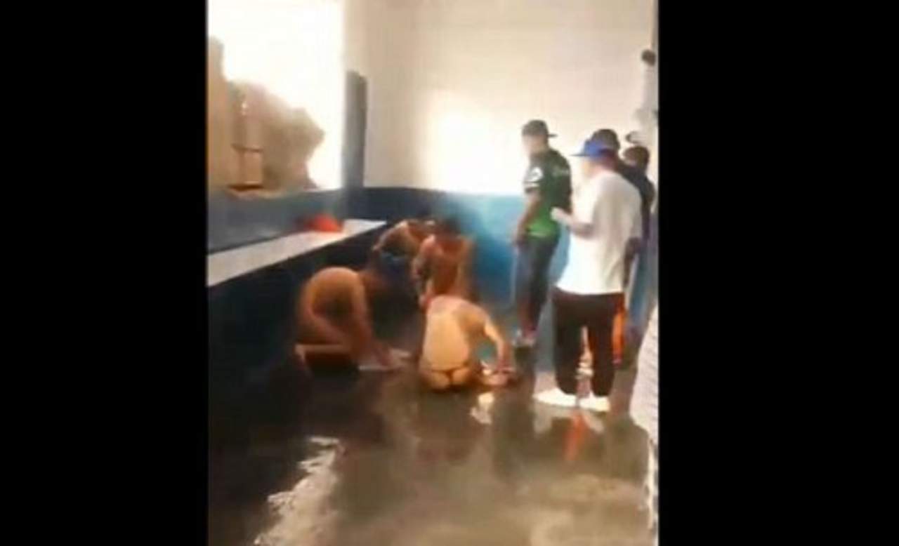 Un video difundido en redes sociales muestra que reos son vejados y golpeados por otros convictos, quienes los obligan a vestir lencería y lavar los pisos de la prisión, en Nuevo León. (ESPECIAL) 
