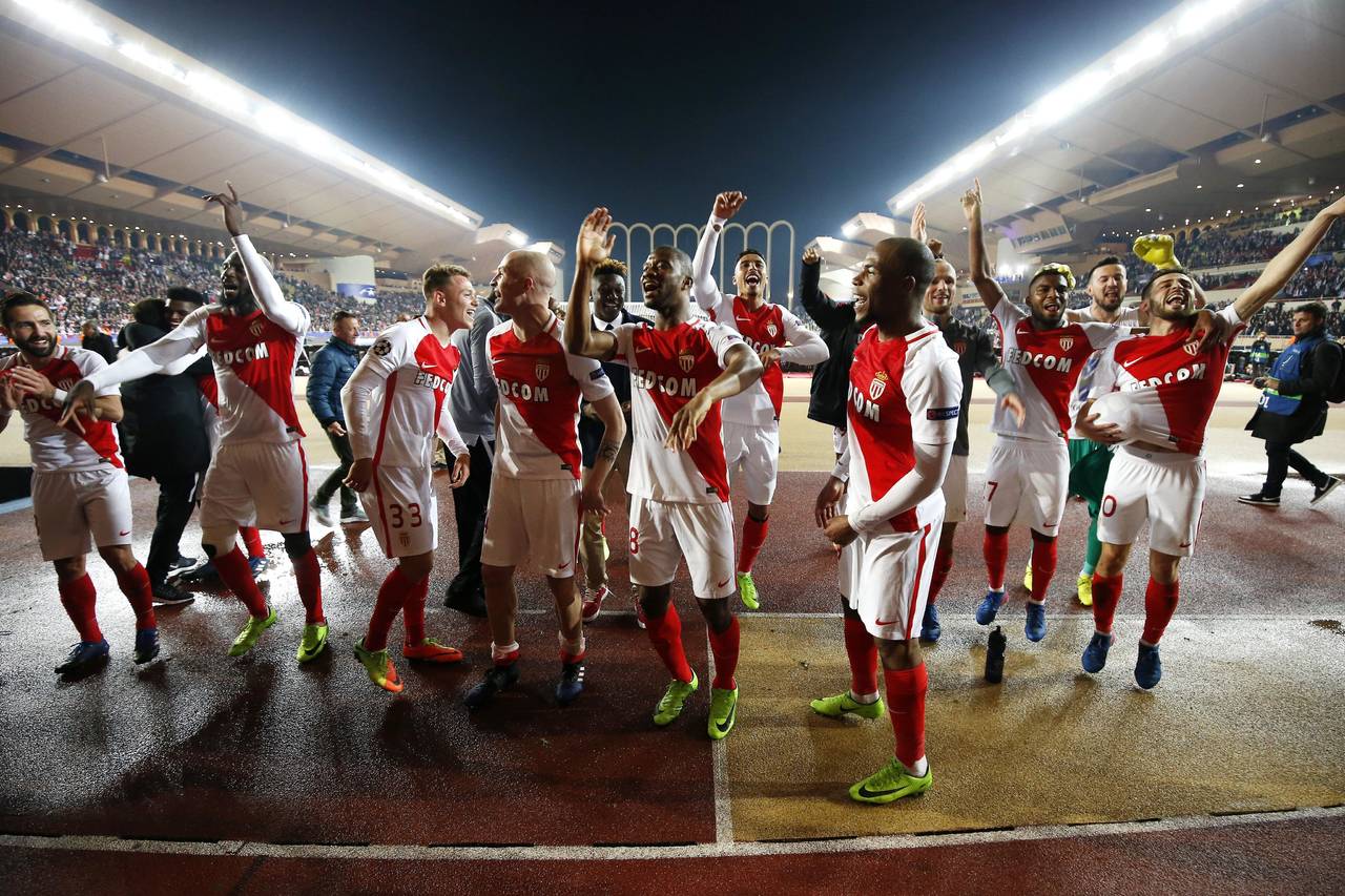 Los jugadores del Mónaco celebran luego de vencer 3-1 al Manchester City con lo que avanzaron a la siguiente ronda. (EFE)