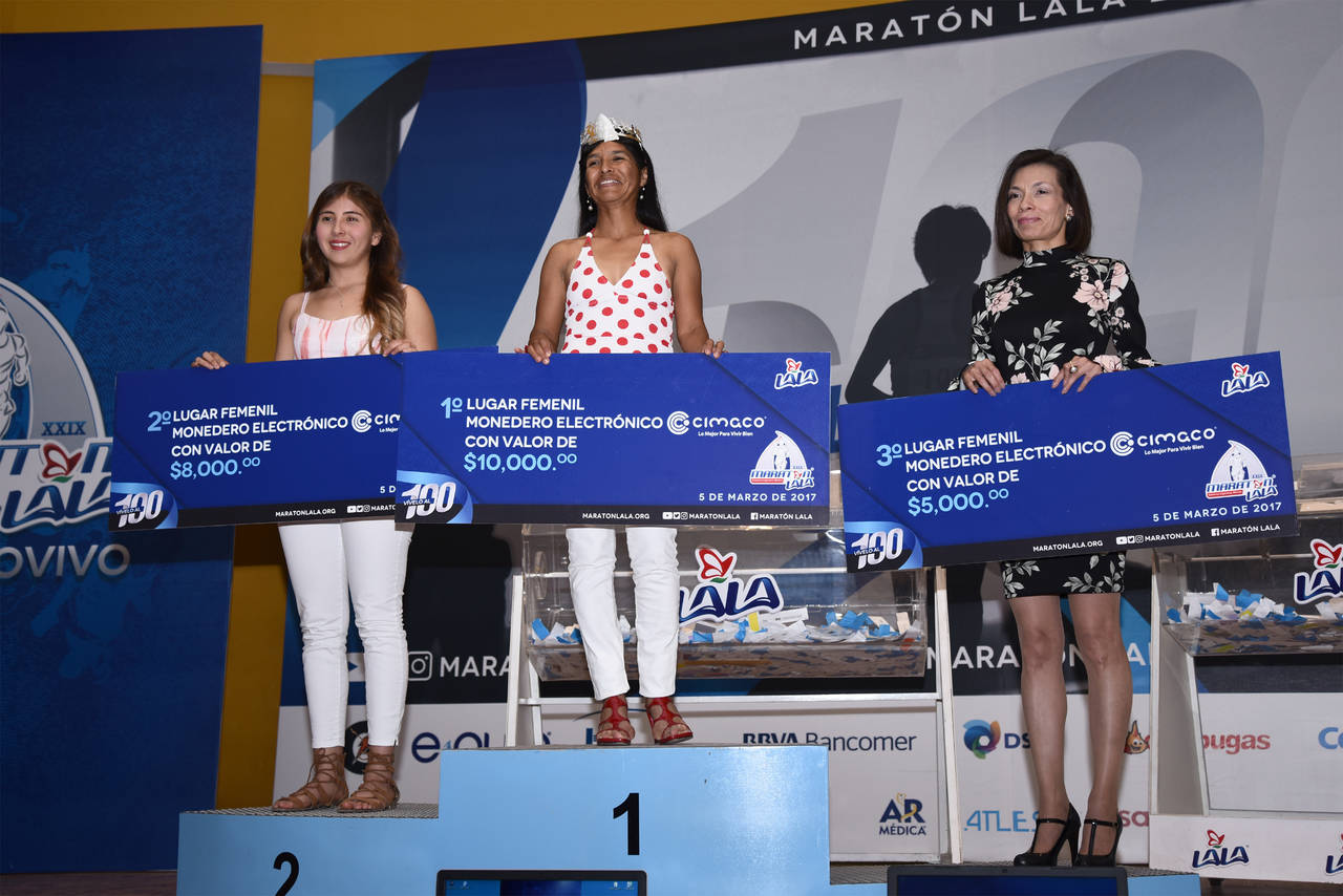 Las atletas más rápidas de la Comarca Lagunera, recibieron su merecido premio por su esfuerzo. (Jesús Galindo)