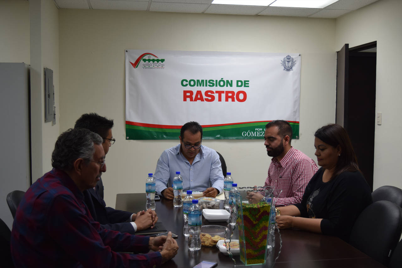 Temas. Integrantes de la Comisión del Rastro y funcionarios se reunieron con el administrador, José Luis Leyva. 
