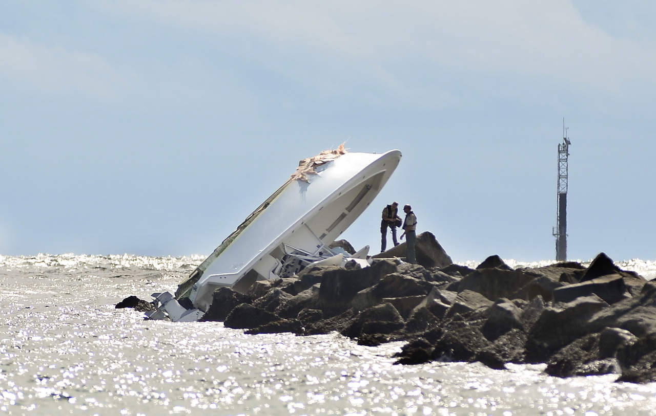 El barco viajaba a más de 104 kilómetros por hora (65 millas), por encima de la velocidad máxima, durante la oscuridad de la noche en una zona “peligrosa para la navegación”, conocida por sus rompeolas de roca y marcadores de canales.
