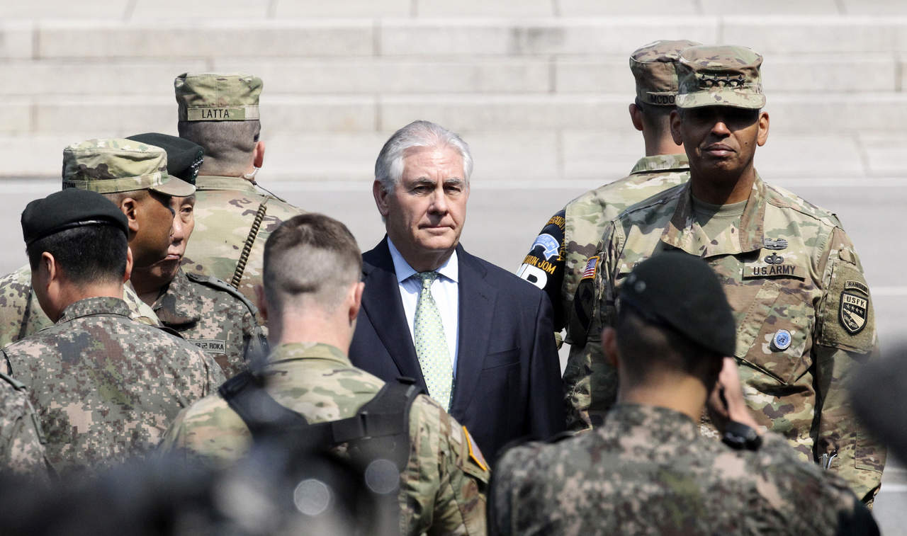 Tillerson esbozó una estrategia más dura frente a la amenaza nuclear norcoreana luego de visitar la frontera con mayor armamento del mundo cerca de la tensa zona desmilitarizada entre las dos Coreas. (AP)