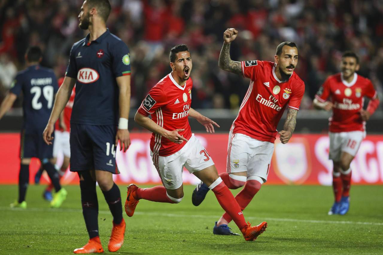 Benfica tiene 63 puntos en la Primeira Liga, mientras que Porto tiene 62 unidades en el segundo lugar. (EFE)