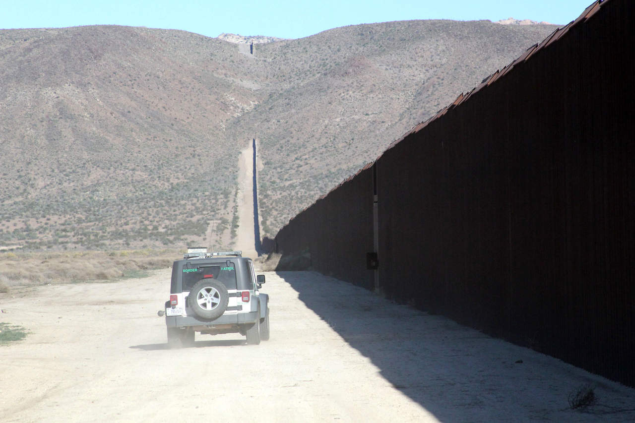 Son manos de ascendencia mexicana las que trabajan actualmente en el reforzamiento de la valla que ya existe entre Ciudad Juárez y Sunland Park, Nuevo México. (AP)
