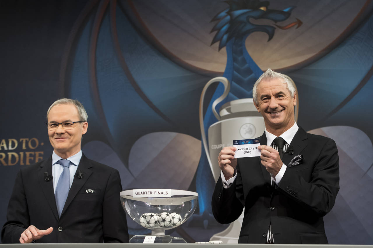 El exjugador galés y embajador de la UEFA, Ian Rush (d), muestra una papeleta en la que se puede leer el nombre del Leicester City, junto al secretario general adjunto de la UEFA, Giorgio Marchetti (i), durante el sorteo de los cuartos de final de la Liga de Campeones 2016/17. (EFE)