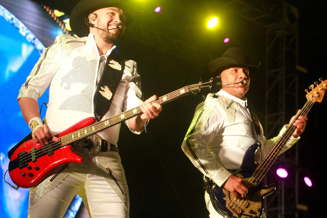 Bronco cantó en la primera jornada del Vive Latino. (NOTIMEX)