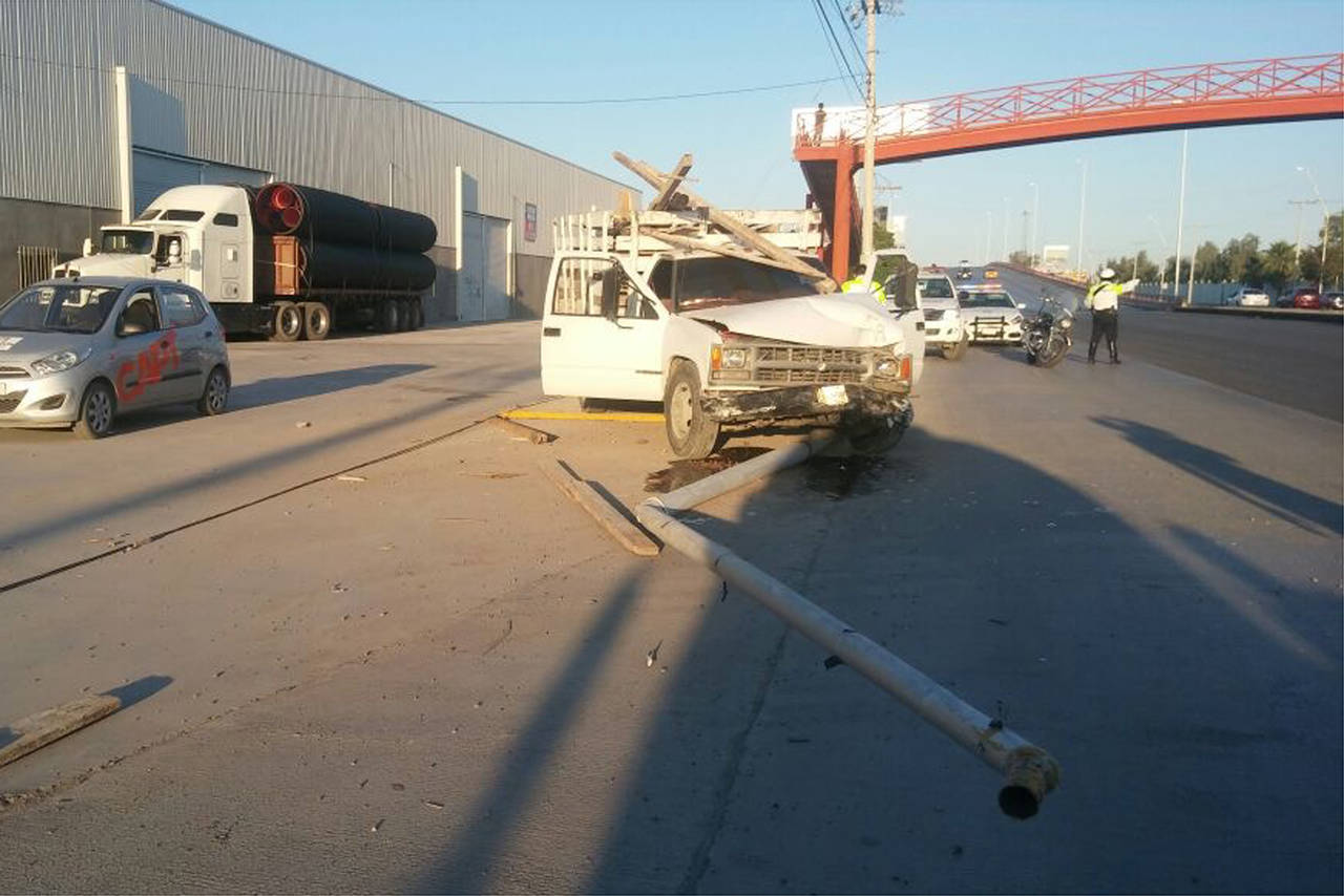 Accidente. El camión de tres toneladas sufrió daños en su parte frontal, además de los ocasionados al arbotante.