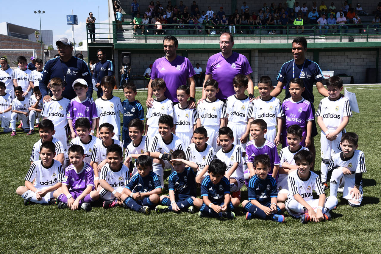 Los pequeños integrantes del segundo grupo se tomaron la fotografía con los coaches españoles. (Jesús Galindo)