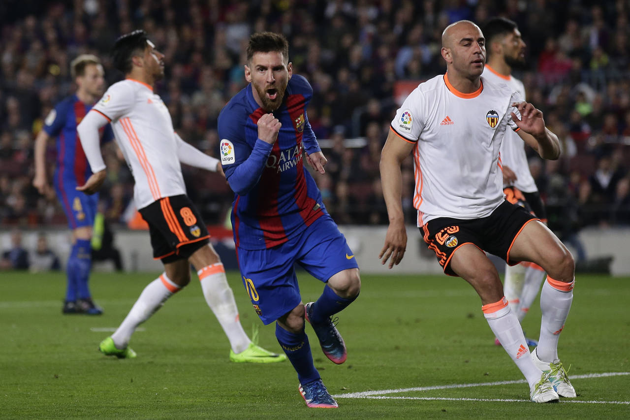 El astro argentino del Barcelona, Lionel Messi, brilló en la victoria del Barcelona 4-2 sobre Valencia. (AP)
