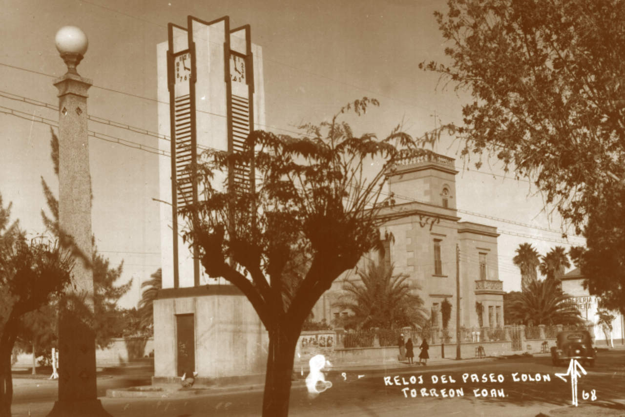 El reloj ‘estorbaba’. Sobre la avenida Colón y calle Juárez, el ayuntamiento construyó una torre con un reloj estilo Art Decó en 1940, pero en 1949 fue derribado por ‘estorbar’ al tráfico vehicular.
