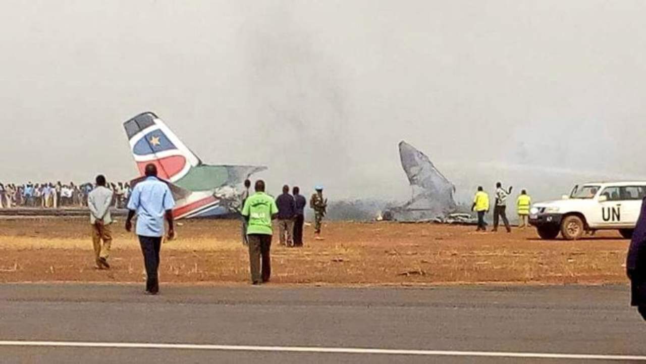 Al menos nueve personas fueron rescatadas con vida por los servicios de emergencia entre los escombros del avión, pero se teme que un gran número haya perdido la vida.  (TWITTER)