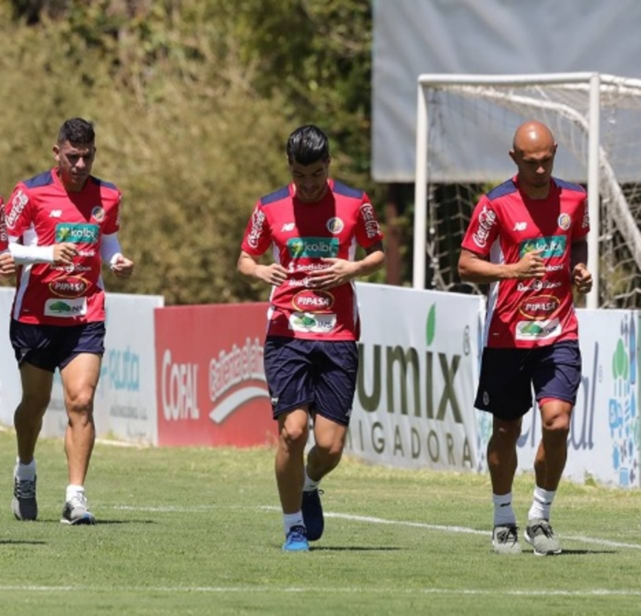 La selección de Costa Rica comenzó sus entrenamientos para enfrentar a México y Honduras en las eliminatorias mundialistas. Los costarricenses confían en derrotar el viernes a México