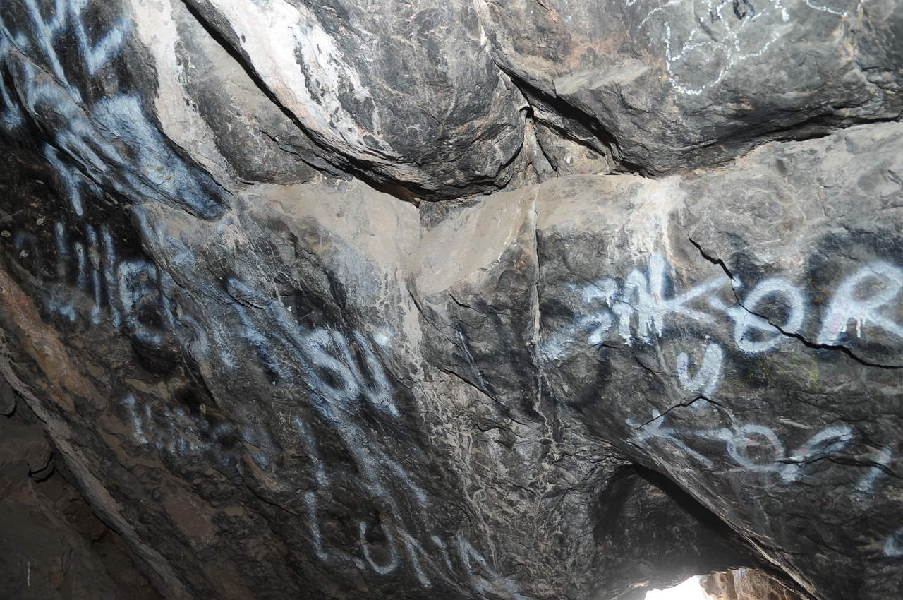 En el olvido. En el interior de la cueva hay grafitis, que muestran el abandono en que se encuentra.
