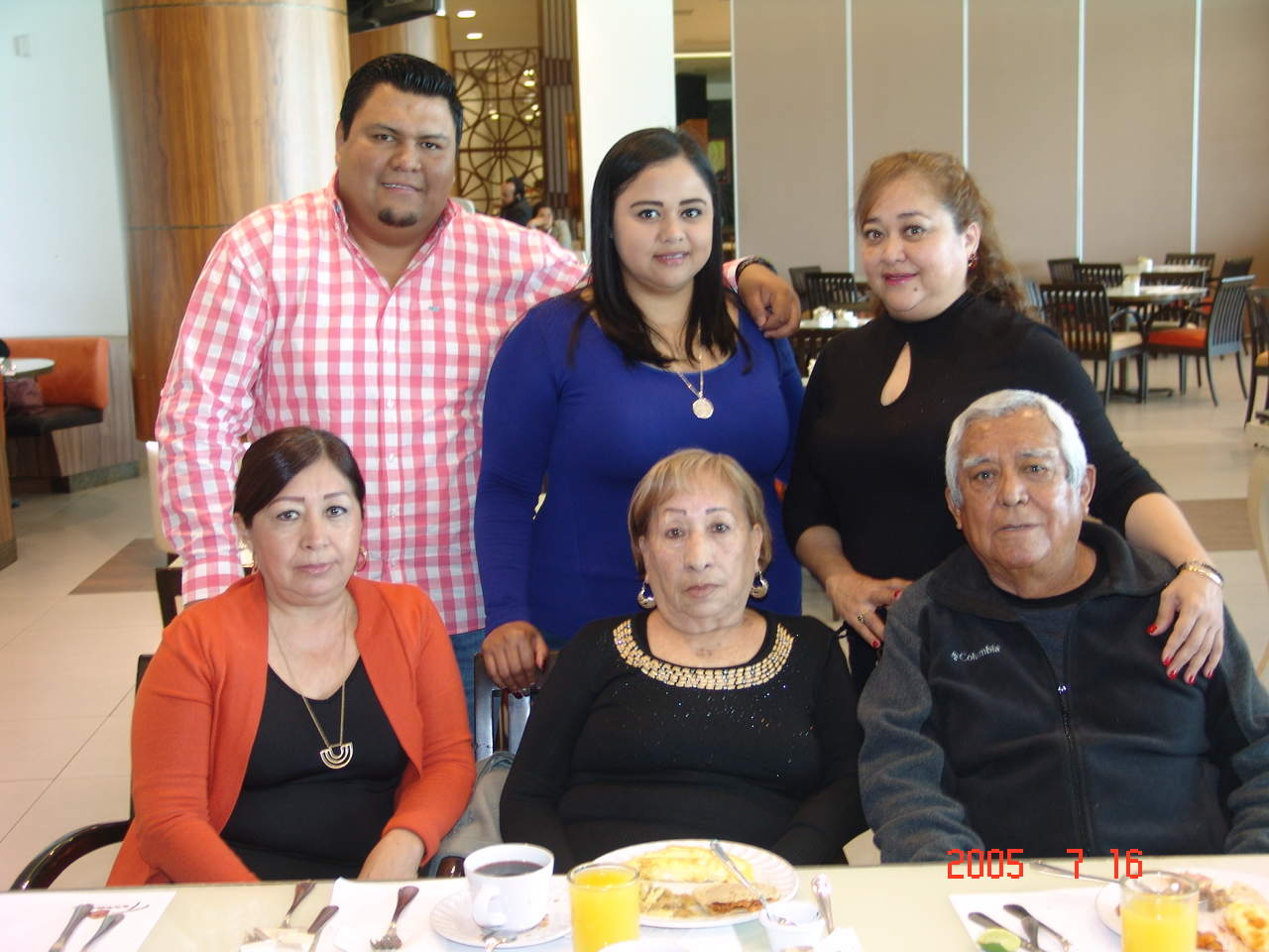 Naty Godoy acompañada de su esposo, Gabriel Hernández,
y su familia.
