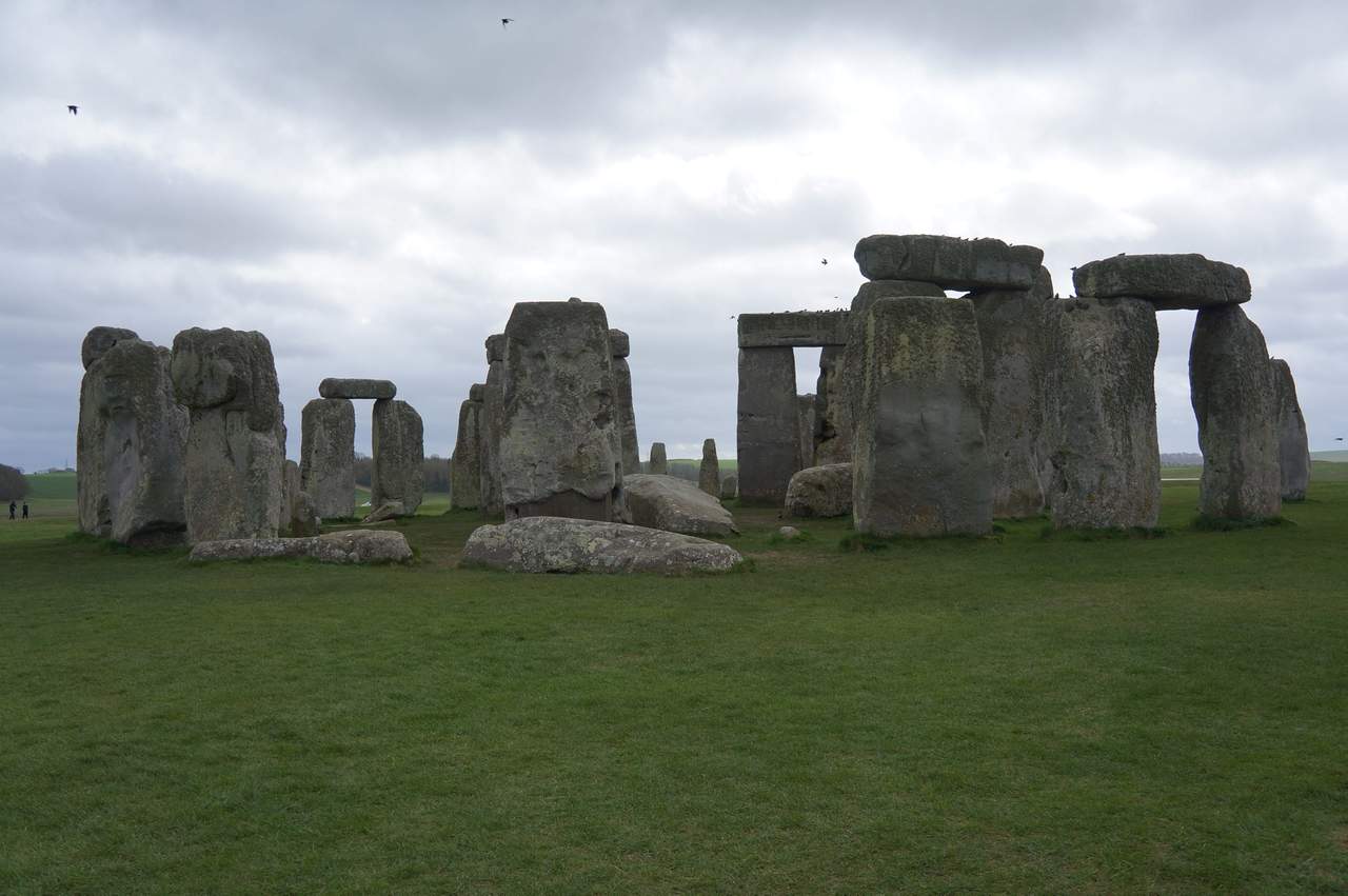 “A menudo se sugiere que la última parte del viaje de las piedras azules desde Gales se habría realizado por el río Avon que fluye cerca de Stonehenge”, señaló el arqueólogo Julian Richards. (NOTIMEX)
