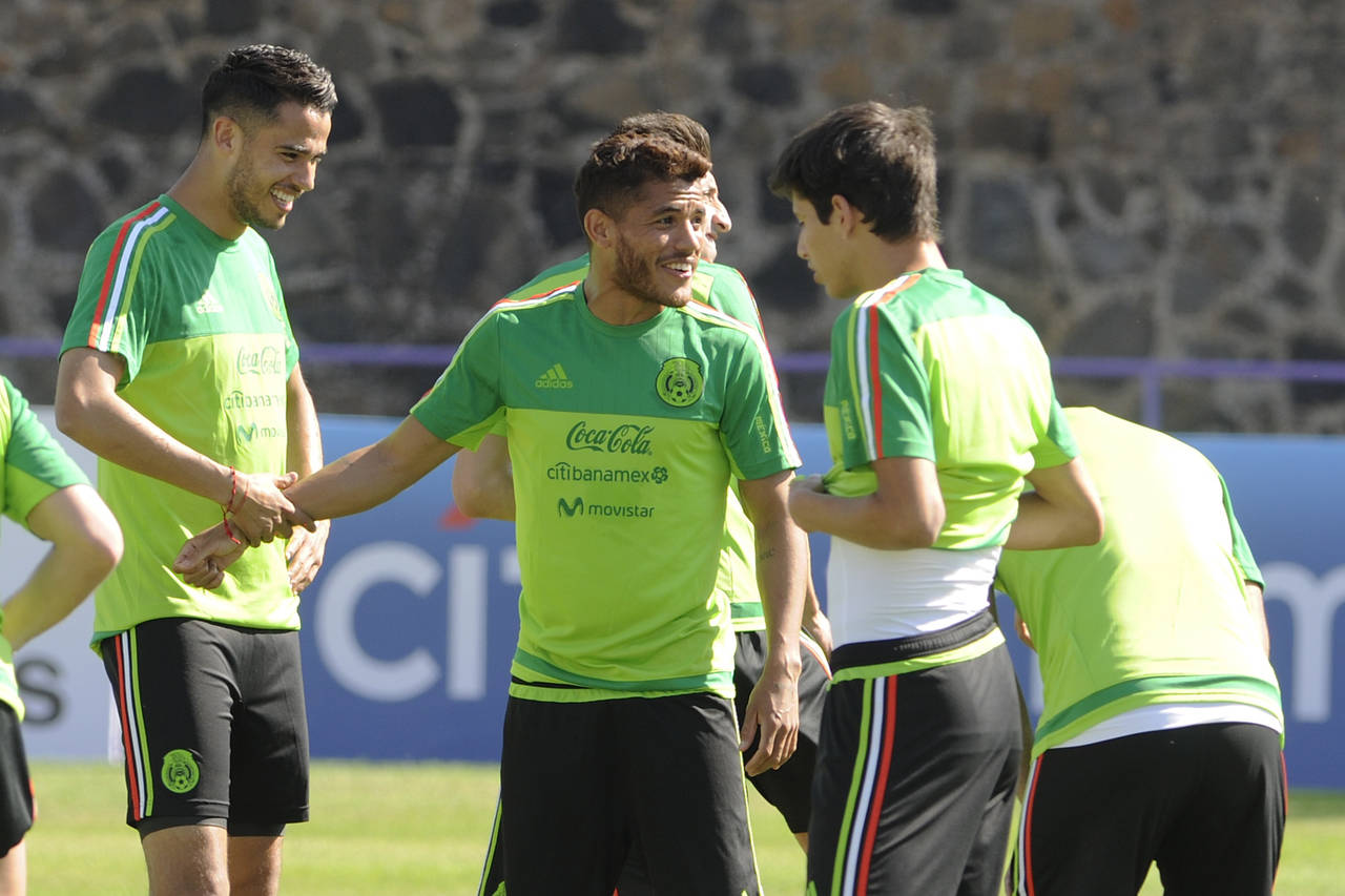 Jonathan dos Santos durante uno de los entrenamientos de la Selección Mexicana de futbol. Dos Santos valora la concentración