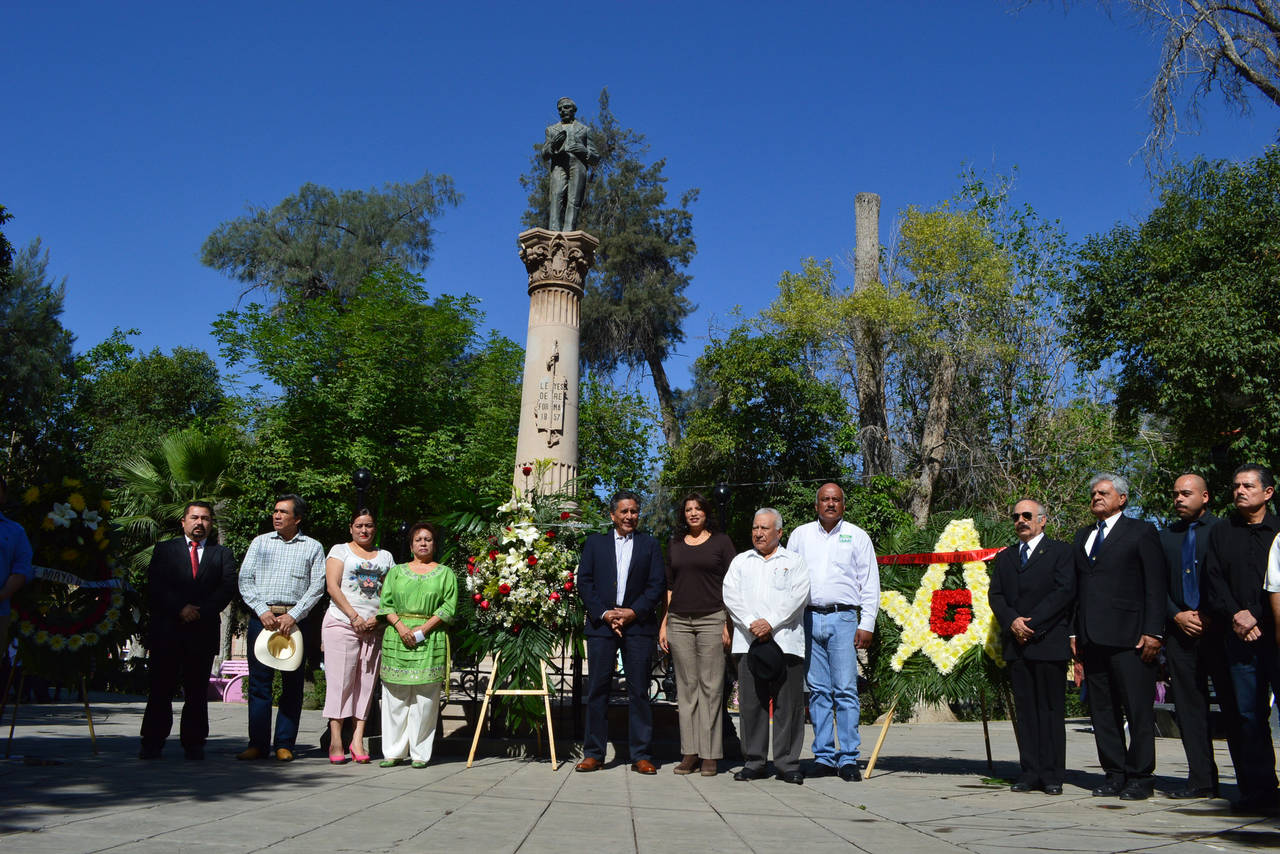 Acuden. Autoridades municipales, así como miembros de varias logias de masones, acudieron a conmemorar el natalicio de Juárez.