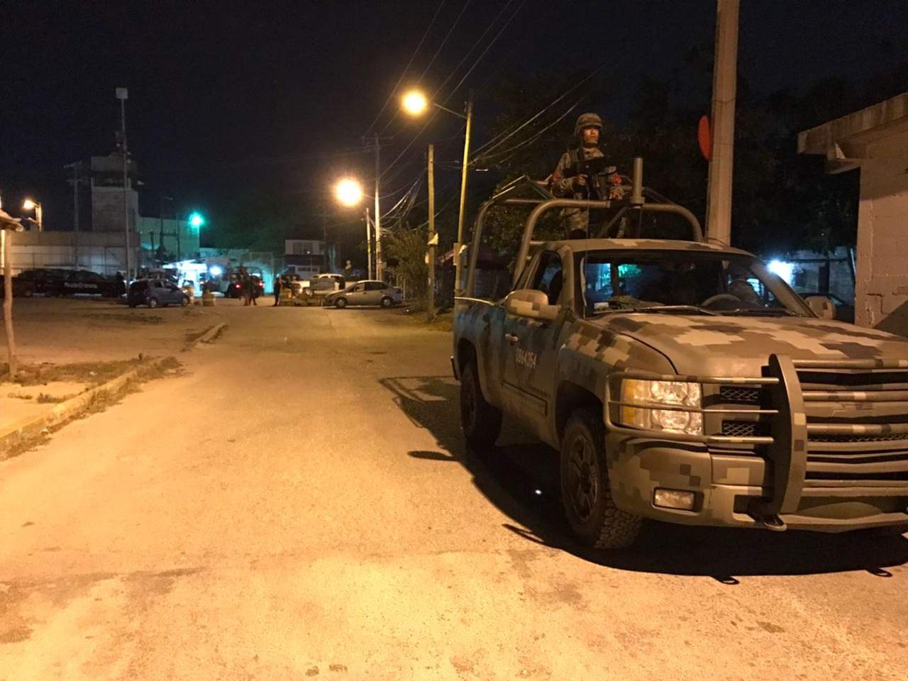 Al frente del operativo estuvo personal de la Secretaría de Seguridad Pública de Quintana Roo, con 53 elementos y ocho vehículos de la Policía Estatal. Además, participaron 31 efectivos de la Secretaría de Marina. (TWITTER) 