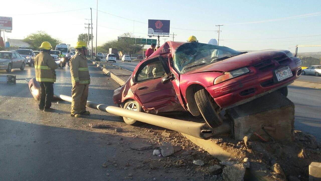 El primer accidente ocurrió a las 8:00 horas entre un tráiler y un auto rojos. (EL SIGLO DE TORREÓN) 