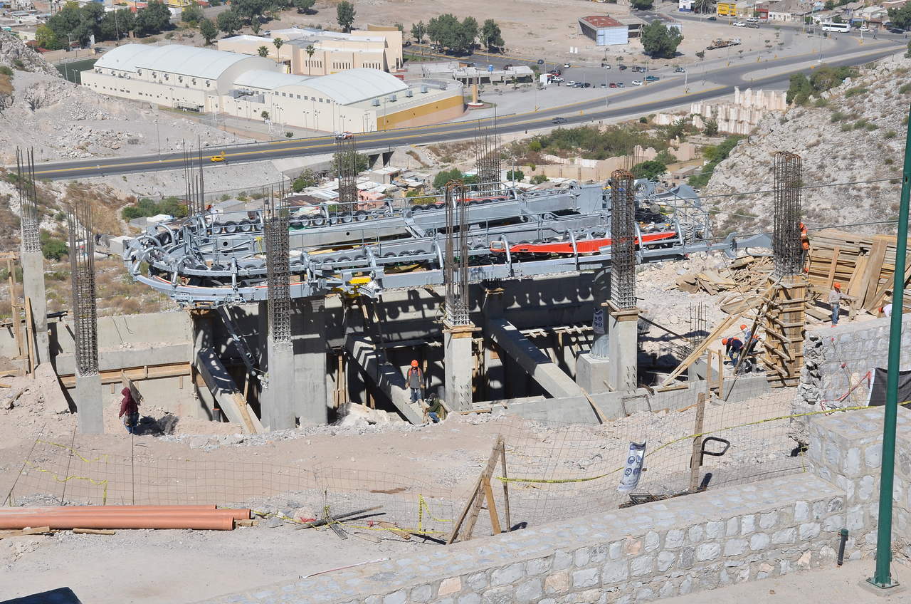 Berlanga Gotés dice que el proyecto general del Teleférico de Torreón lleva un 90 por ciento de avance. (FERNANDO COMPEÁN)
