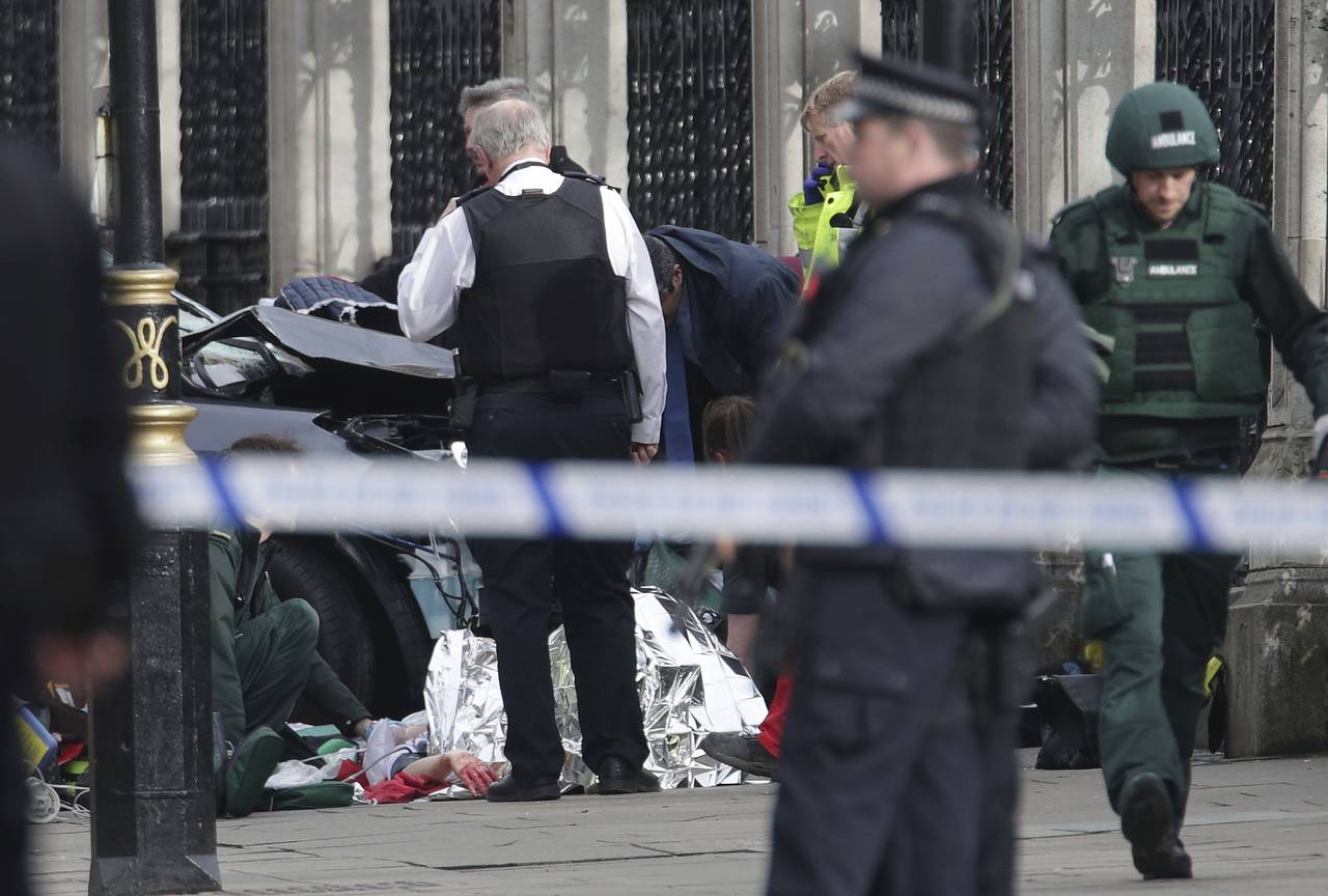 Víctimas. La policía metropolitana de Scotland Yard dijo que cinco personas fallecieron y 40 más resultaron lesionadas por el ataque.