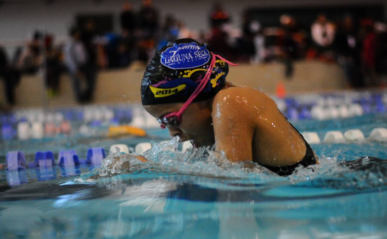 Más de dos centenares de nadadores en distintas categorías dieron vida a este certamen disputado en la alberca de La Jabonera. (Archivo)