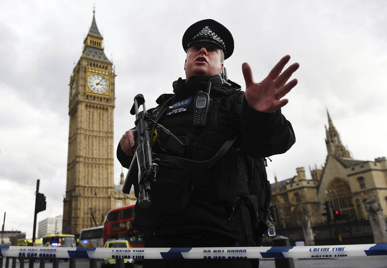 Tensión en la capital británica. Un agente de policía británico permanece en guardia tras el ataque que se registró ante el Parlamento en Londres, Reino Unido. Al fondo se observa la icónica torre del Big Ben.