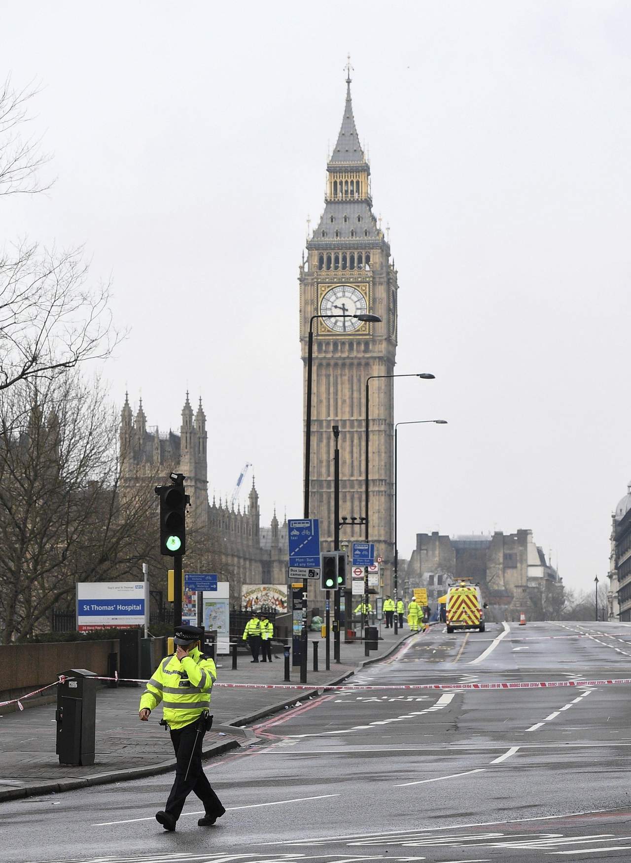 El atacante arrolló con su vehículo a varias personas en el puente de Westminster, después descendió del vehículo y apuñaló a un policía a las puertas del Parlamento británico. (EFE)