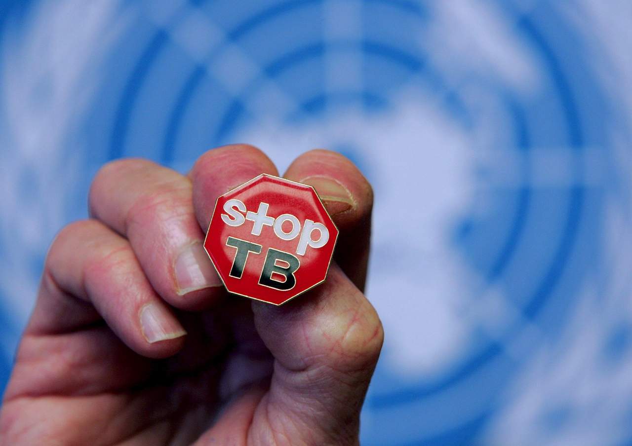 Una insignia en la que se lee 'Stop Tuberculosis' durante la presentación del informe de la OMC sobre el control de la tuberculosis en la sede de la ONU en Ginebra. (ARCHIVO)