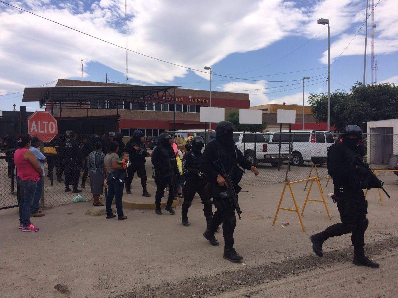 Agentes del GATE y Fuerza Coahuila irrumpieron en el Cereso de Torreón para una revisión sorpresa. (EL SIGLO DE TORREÓN)