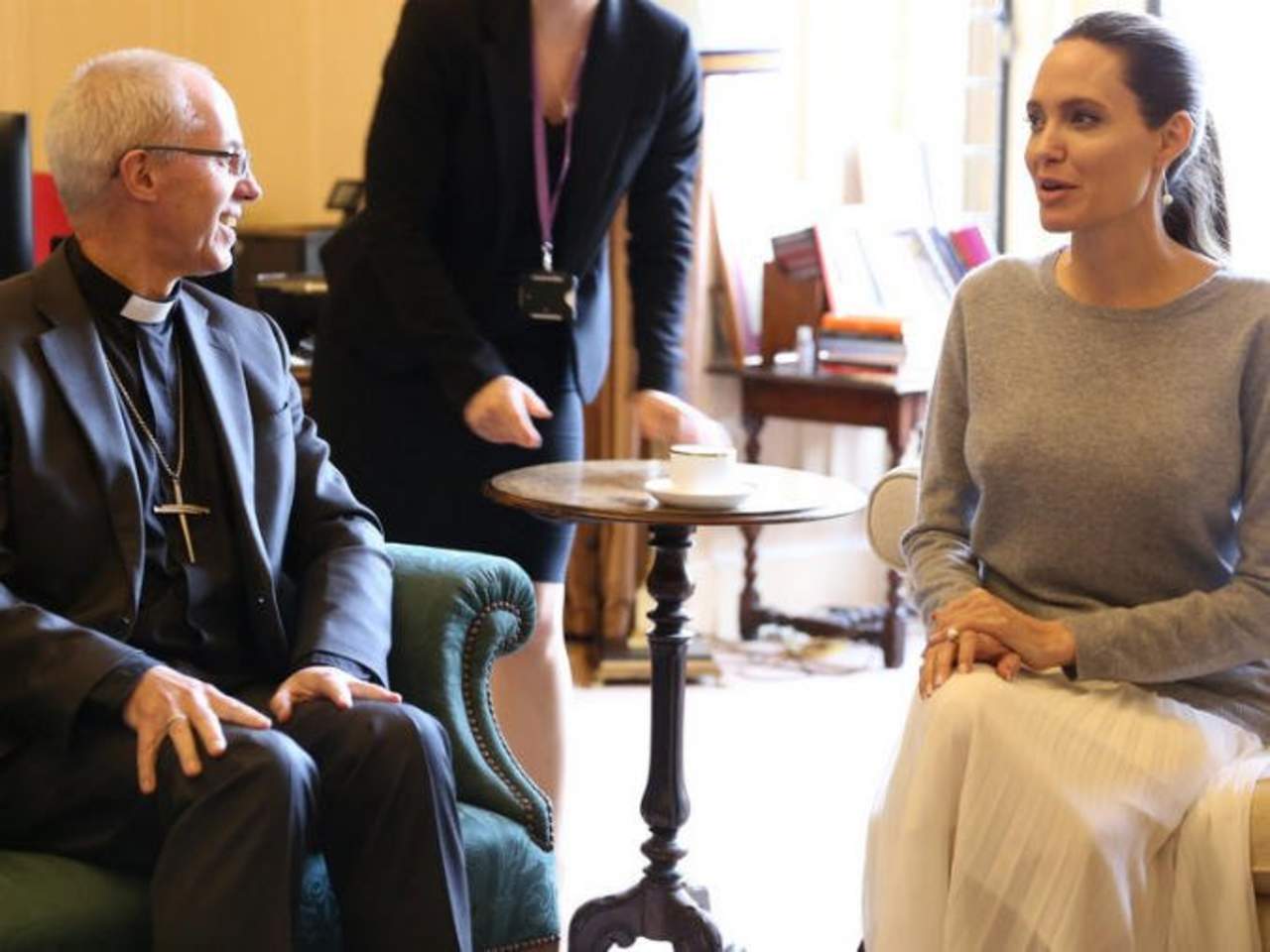 De acuerdo al portal ABC.es., la actriz y el religioso se reunieron para tomar el té y hablar sobre temas humanitarios como la crisis de los refugiados y la violencia sexual en Sudán. (TWITTER)