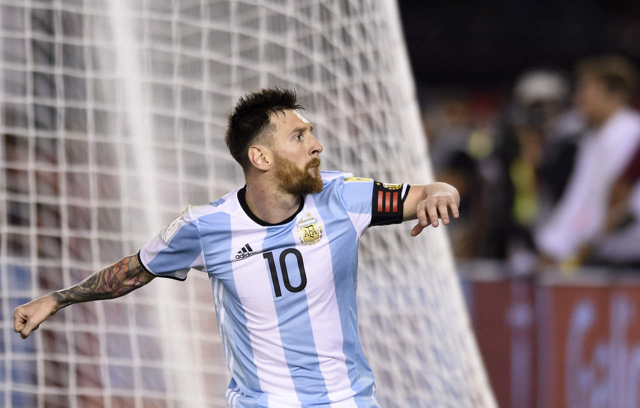 El único gol fue al minuto 16, obra del internacional Lionel Messi al marcar de tiro penal. Argentina llegó a 22 puntos y Chile se quedó con 20. (AP)
