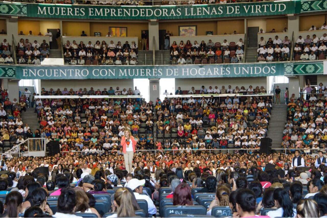 Ante más de 17 mil personas reunidas en el llamado Auditorio de la Gente aseguró que el gobierno federal cuenta con programas importantes para mejorar las condiciones de vida de las mexicanas. (TWITTER)
