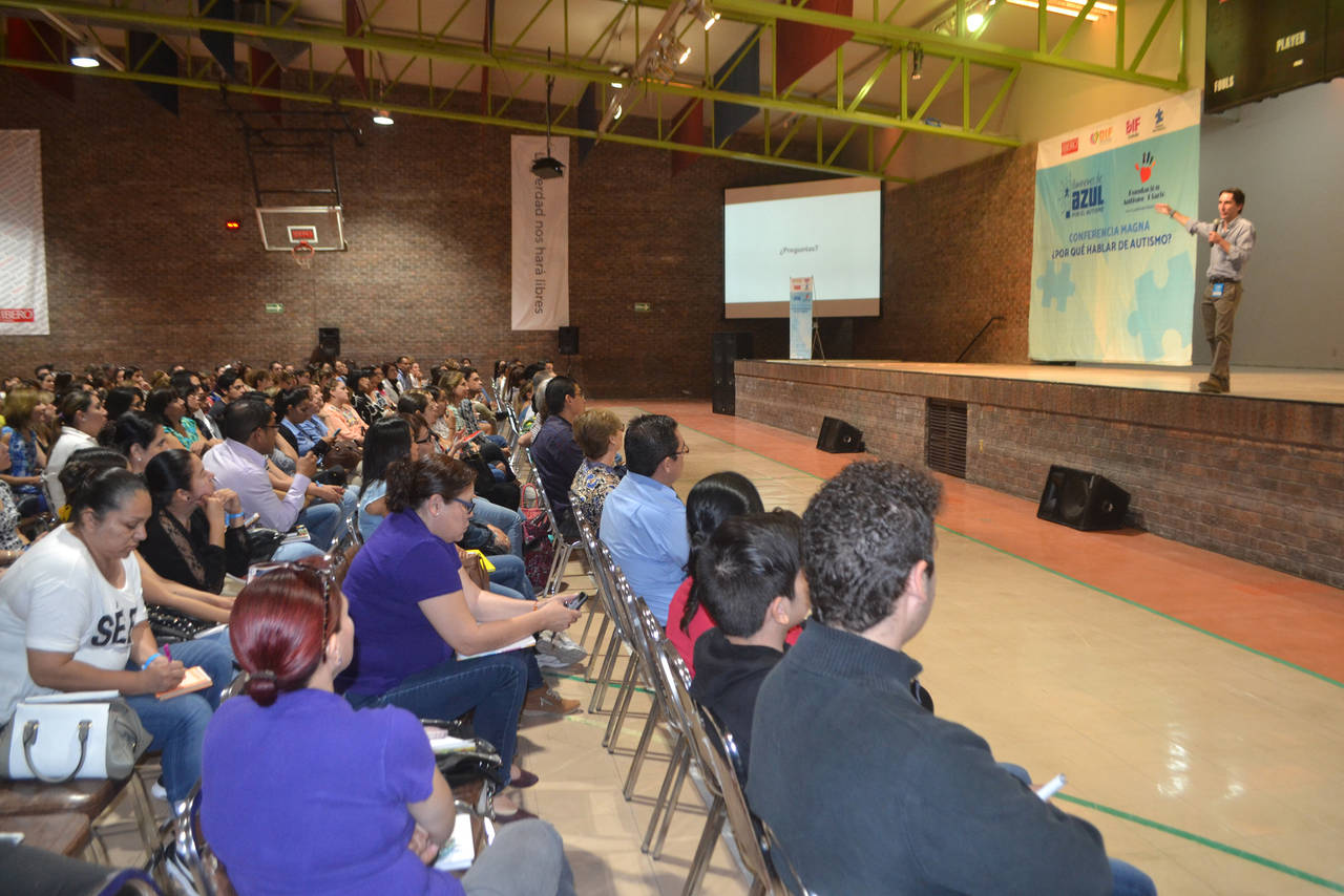Charla. Ayer, Gerardo Gaya, de Iluminemos de Azul, presentó una conferencia magna en la Universidad Iberoamericana de Torreón. (ANGÉLICA SANDOVAL)