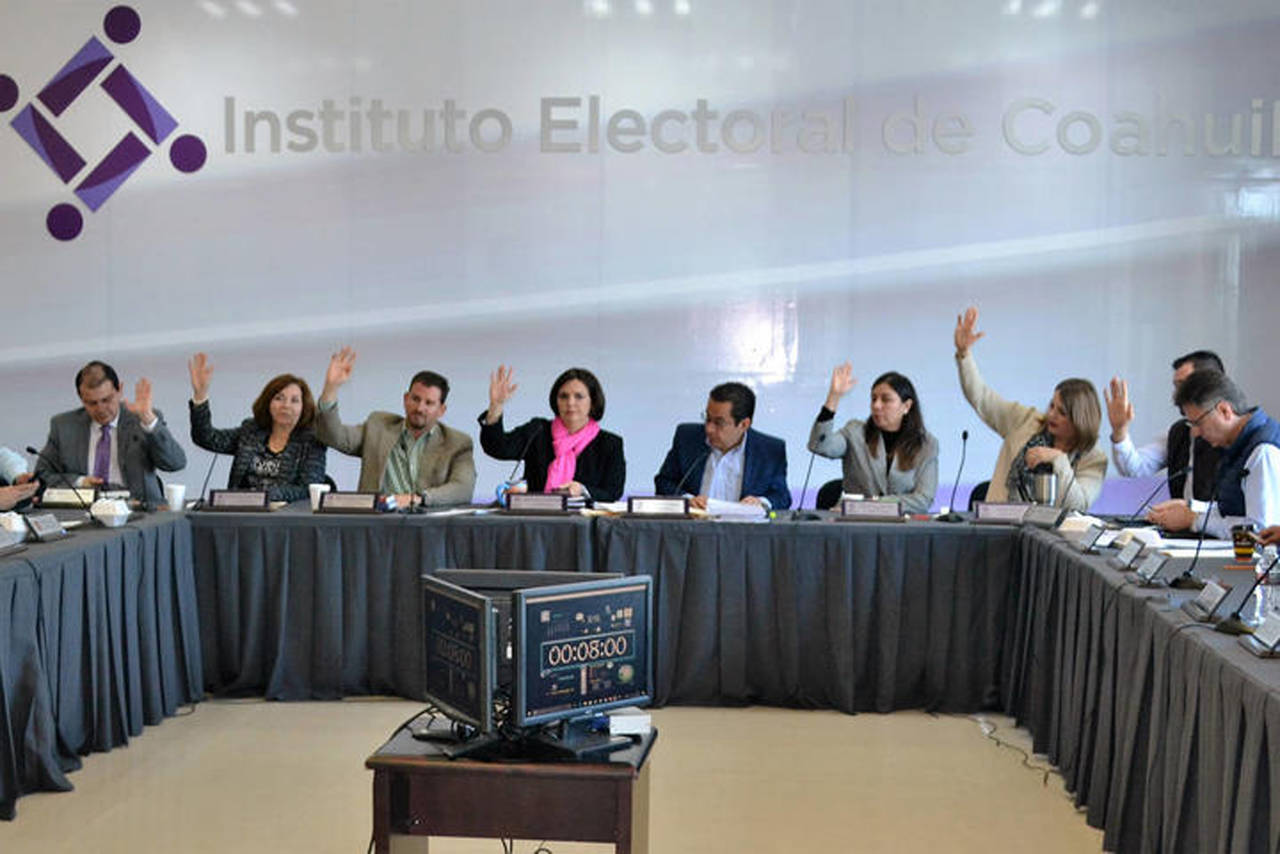 Trabajo. El Instituto Electoral de Coahuila durante la sesión que sostuvo la noche del miércoles. (EL SIGLO DE TORREÓN)