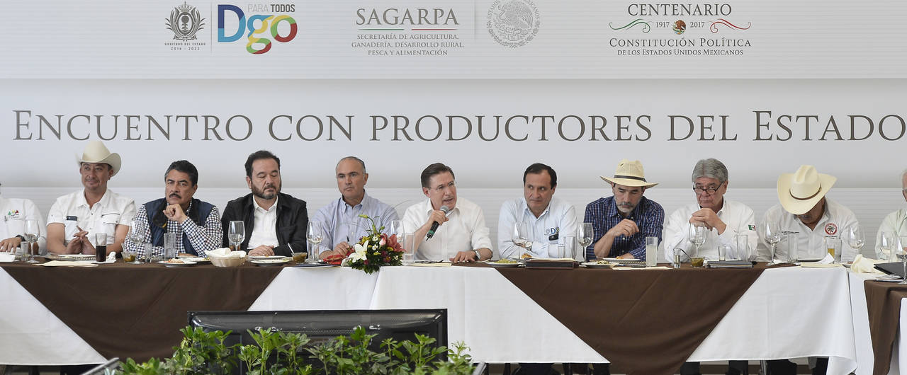 Encuentro. José Rosas Aispuro, gobernador de Durango, se reunió con los productores del estado.