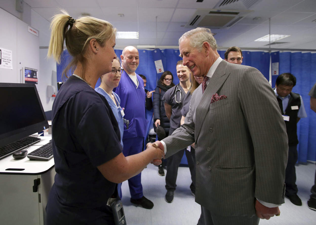 'Gracias por sus maravillosos esfuerzos. No sé cómo lo hacen', le dijo el príncipe de Gales a los trabajadores de ese hospital. (ARCHIVO)