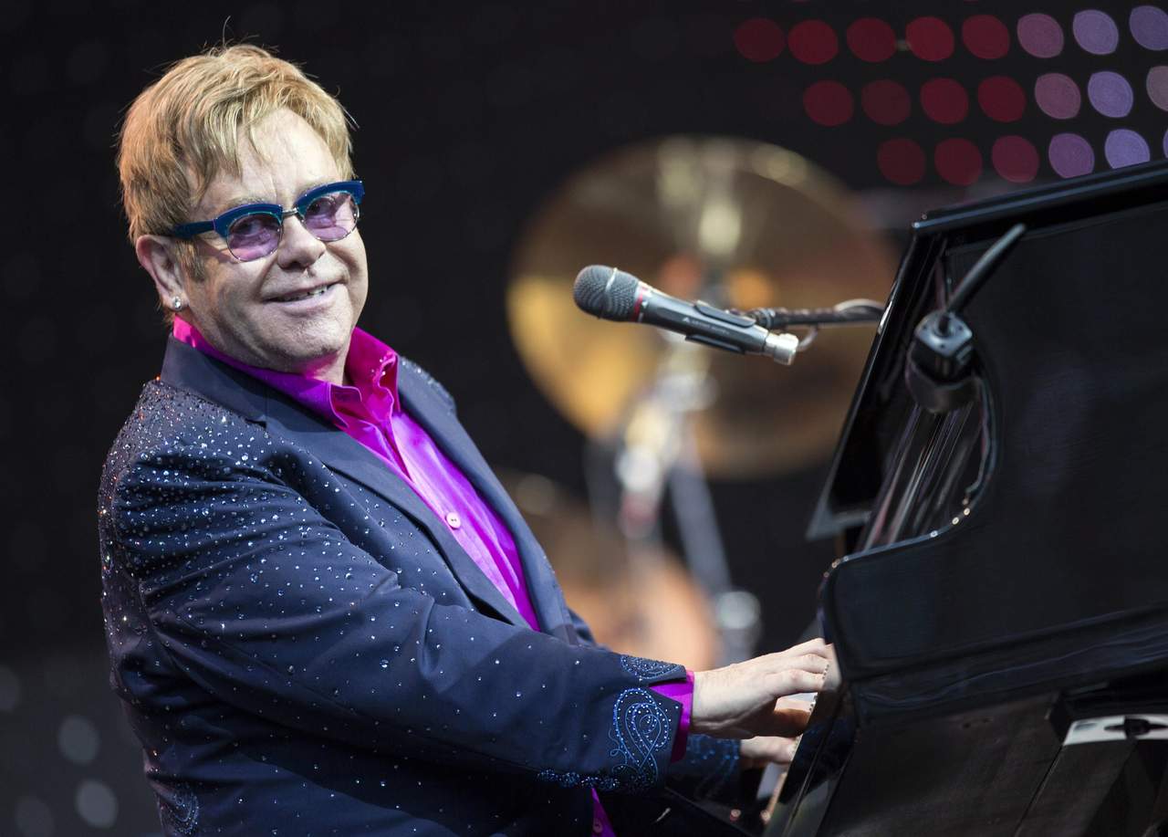 La carrera de Elton John está llena de momentos importantes e inolvidables, cuenta con un repertorio de canciones formado por cientos de temas que abarcan un período de más de 40 años de trabajo, por lo que aún continúa marcando las reglas del impredecible mundo del rock y el pop. (ARCHIVO)