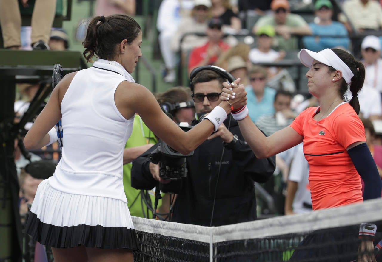 Garbiñe Muguruza (i) derrotó 4-6, 6-4, 7-5 a la estadounidense Christina McHale, (AP)