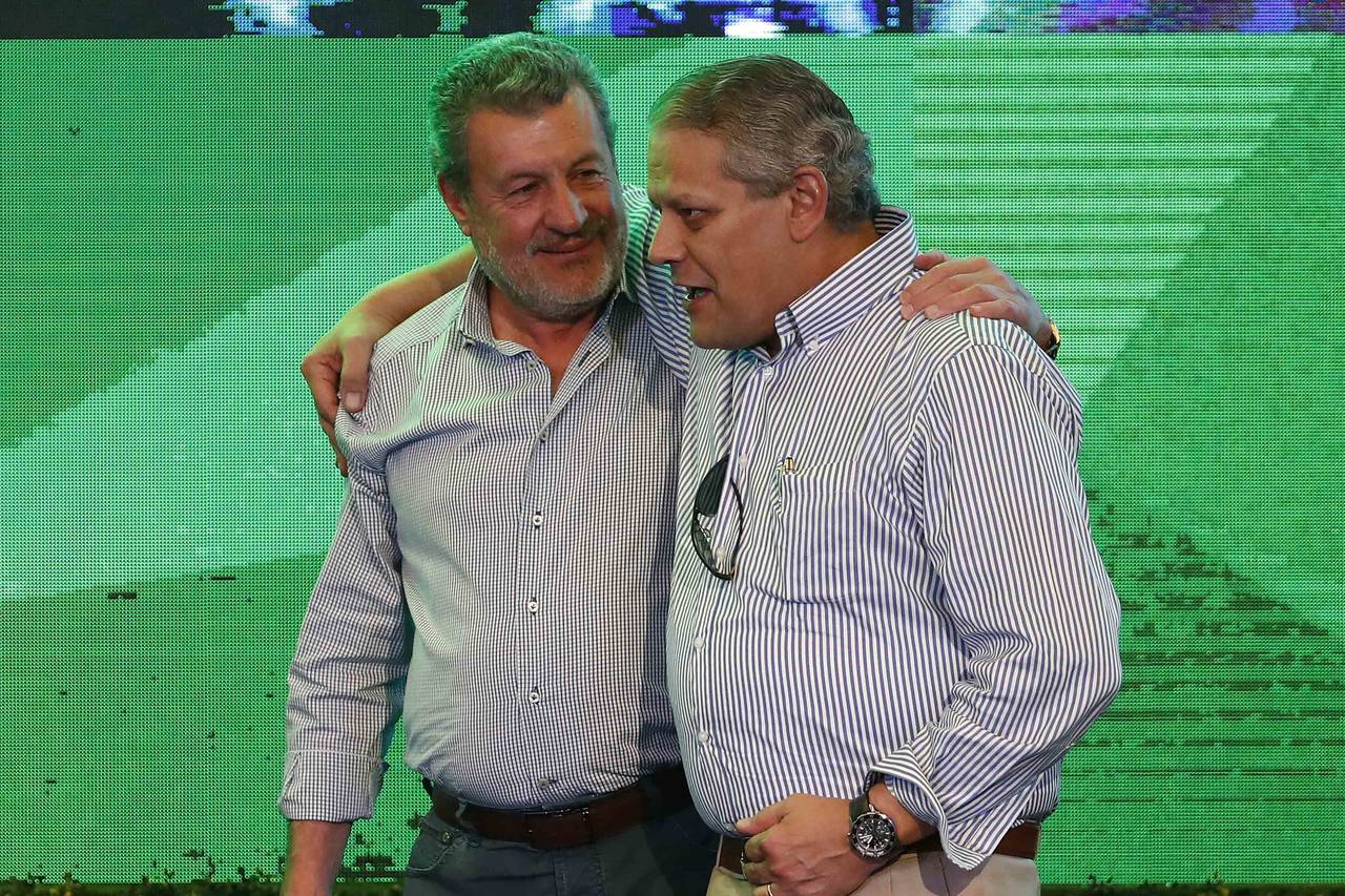 Relevo. Marcos Martínez Gavica y Luis Robles Miaja, presidente entrante y saliente de la Asociación de Bancos de México .