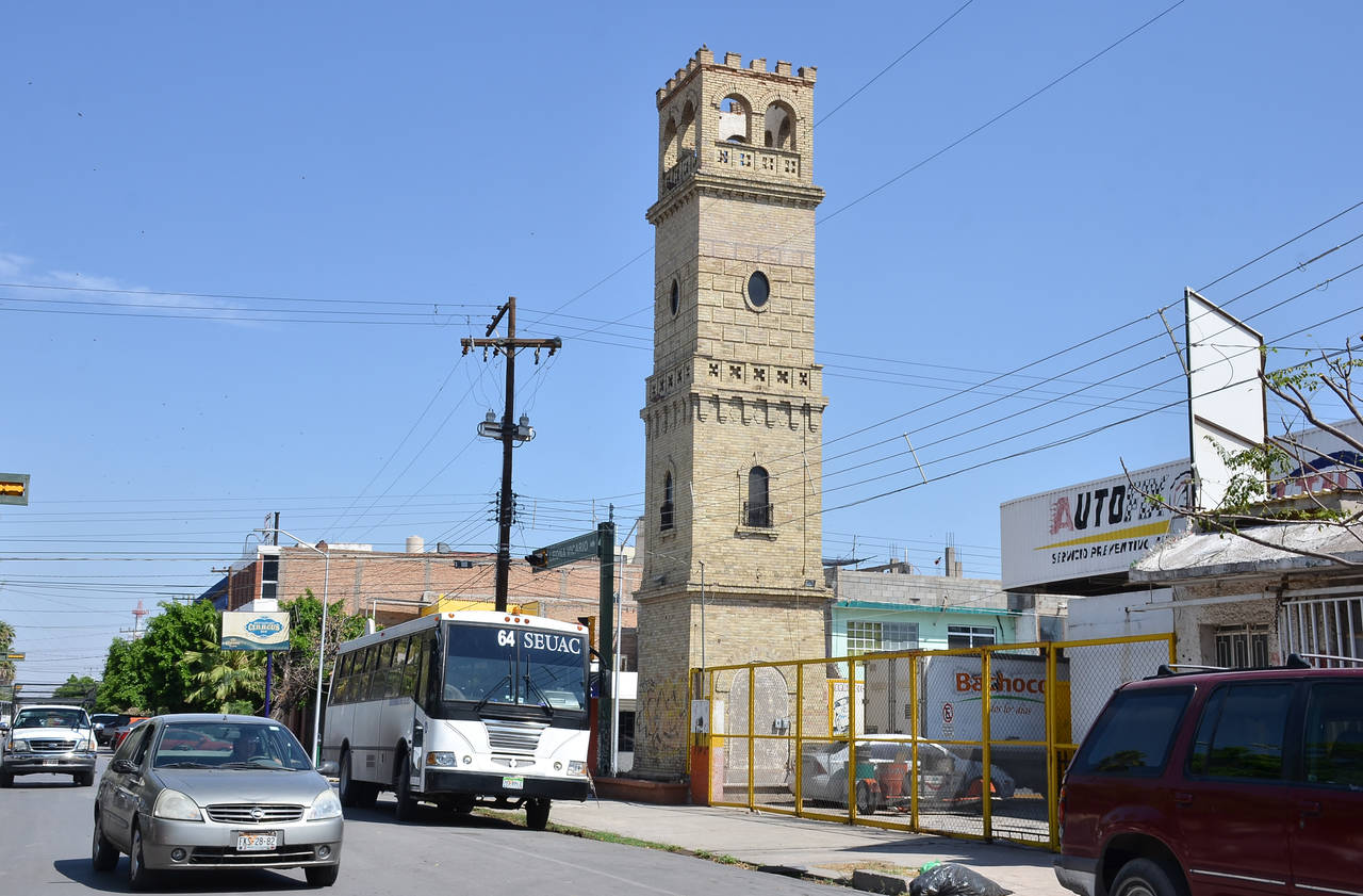 Fundidora. En Leona Vicario y Presidente Carranza se encuentra esta torre de ladrillo, que ha sido vandalizada.