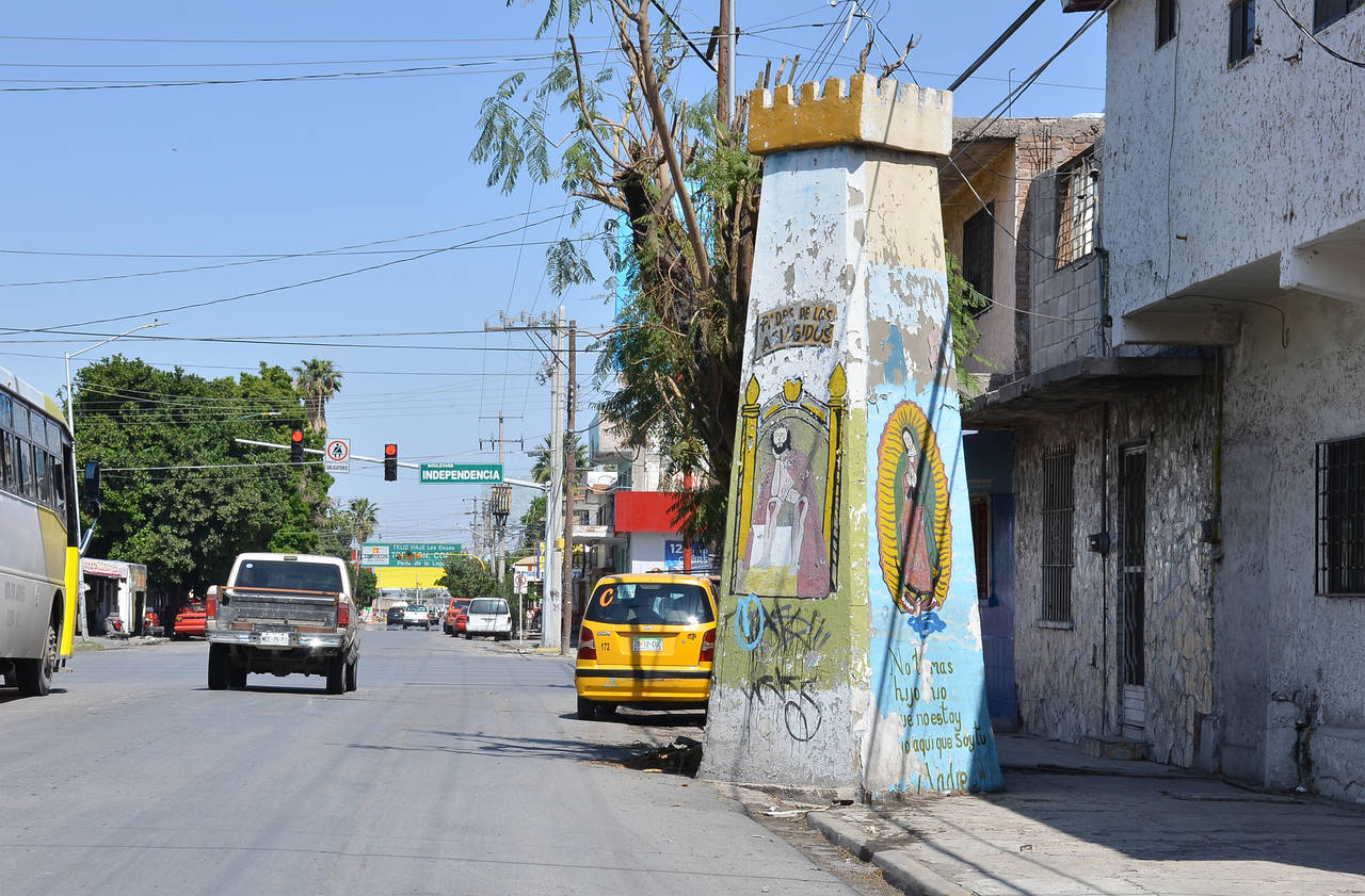 Homenaje. En distintas zonas de la ciudad hay torreones pequeños, como éste de Ramos Arizpe casi esquina con Independencia.