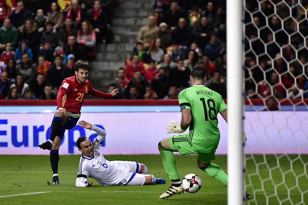 La selección de España derrotó 4-1 a Israel y ocupa el liderato de grupo por diferencia de goles. (AP)
