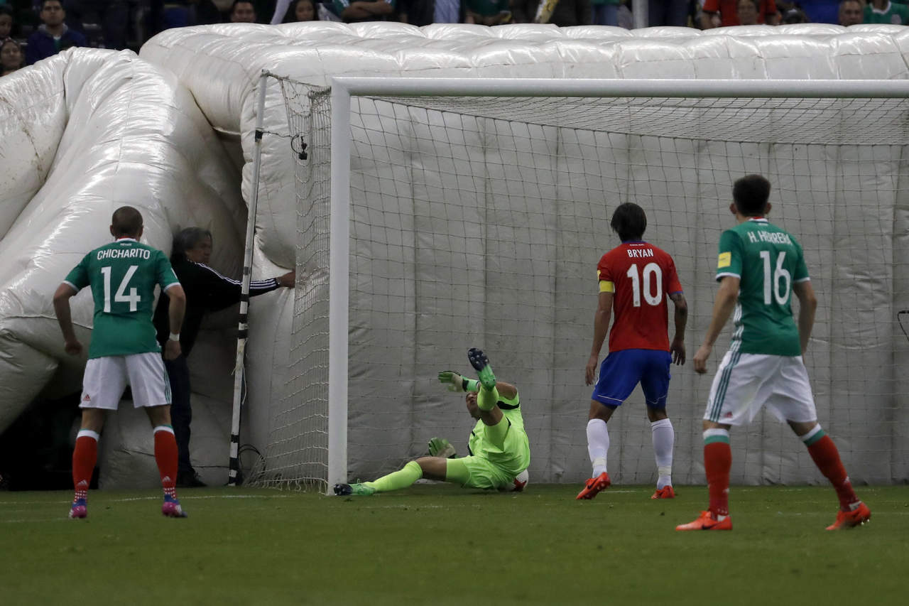 El portero tico no cortó el tiro de esquina que derivó en el segundo gol del Tricolor, a cargo del santista Néstor Araujo. (Jam Media y EFE)