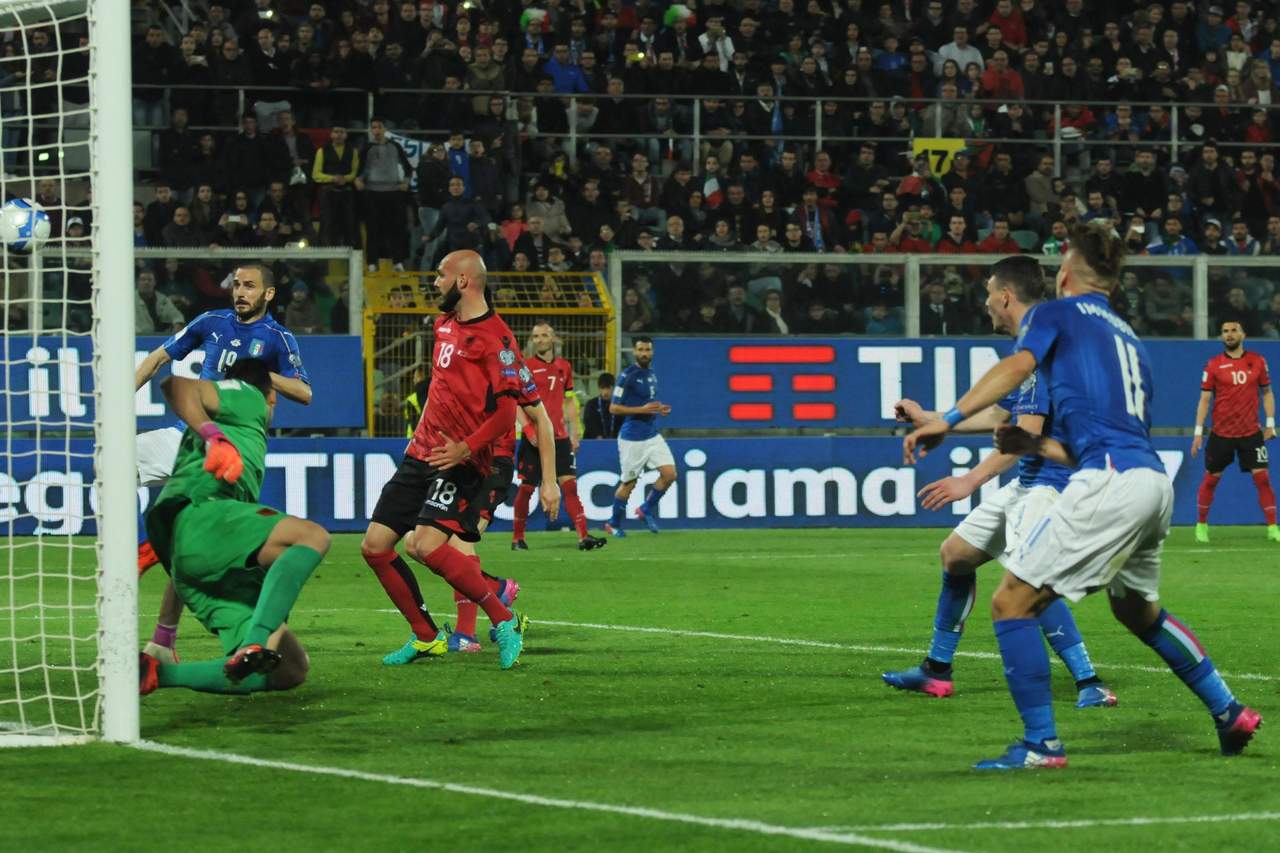 En un encuentro un tanto deslucido, el combinado italiano derrotó 2-0 como local a la selección de Albania. (AP)