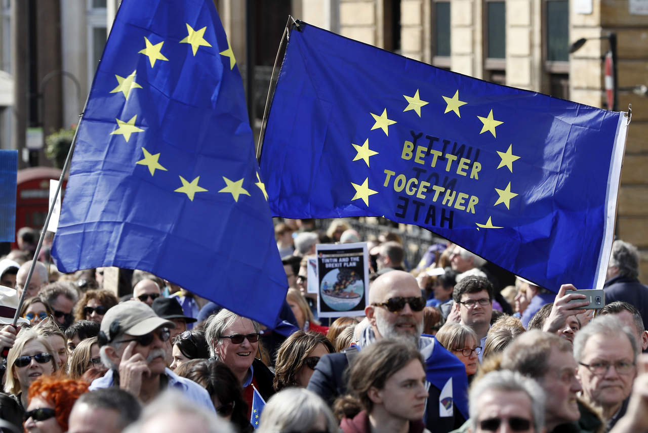 La marcha Unidos por Europa atrajo a muchas personas que ondeaban banderas azules con estrellas de la UE. (AP)