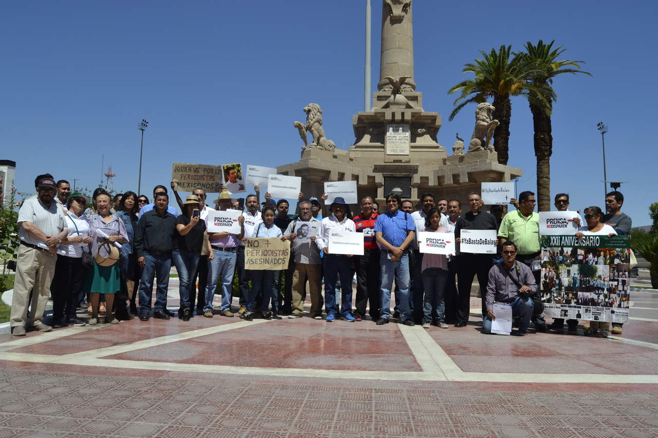 Los manifestantes hicieron un llamado a todos los periodistas y organizaciones de periodistas del país y el extranjero a preparar una jornada de protestas. (EL SIGLO DE TORREÓN)