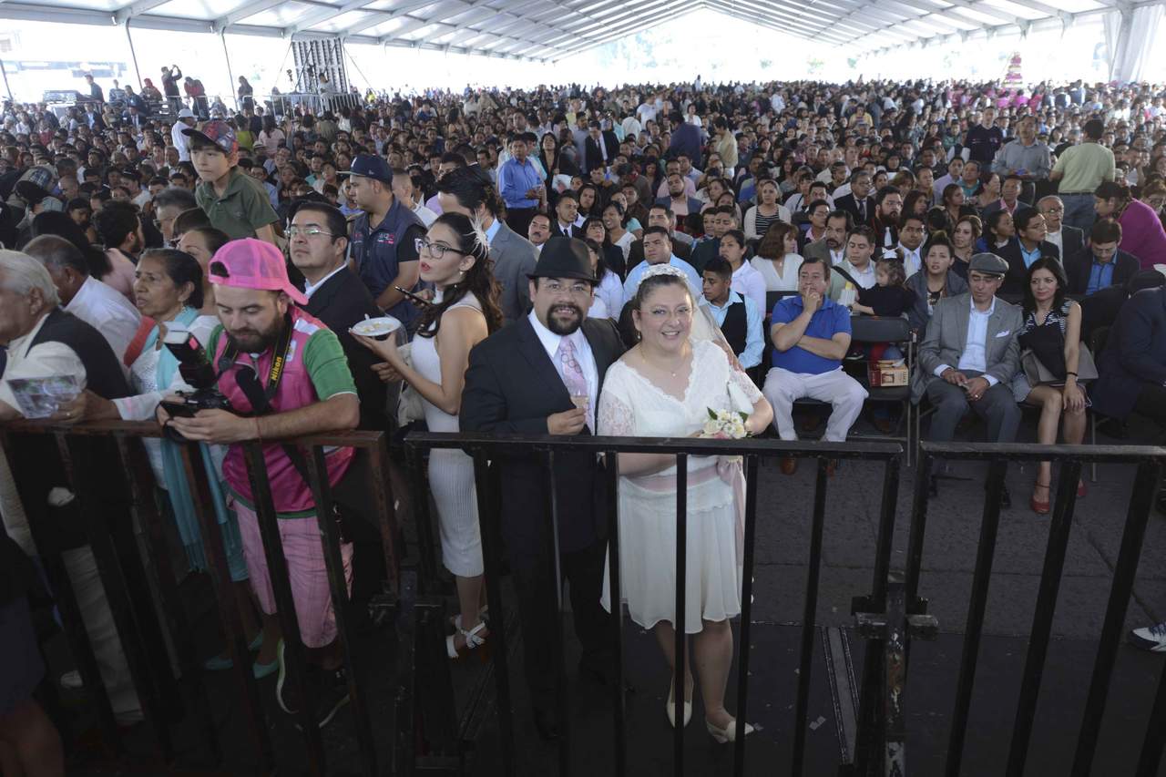 Este sábado por la mañana, 3 mil 400 parejas se casaron en la plancha del Zócalo capitalino; el año pasado la cifra se situó 2 mil 16 parejas. (EL UNIVERSAL)