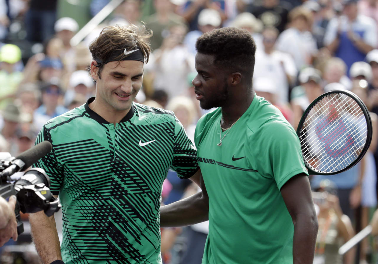 Roger Federer (i) tuvo algunos problemas para derrotar hoy al estadounidense Frances Tiafoe. (AP)