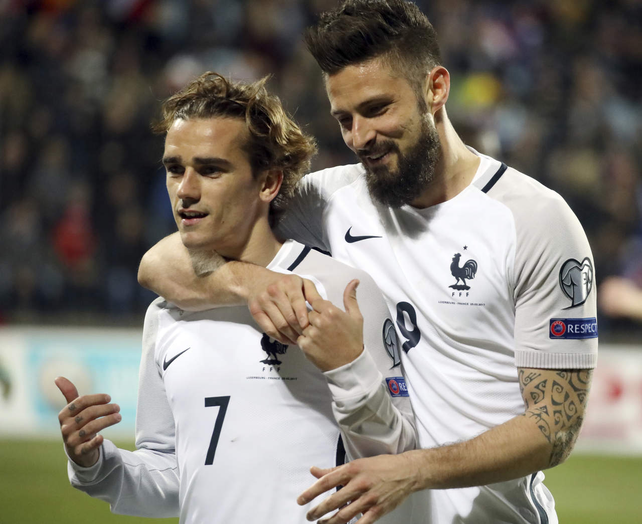 Olivier Giroud (d) anotó dos goles, mientras que Antoine Griezmann (i) marcó el otro en la victoria de Francia 3-1 sobre Luxemburgo. (AP)